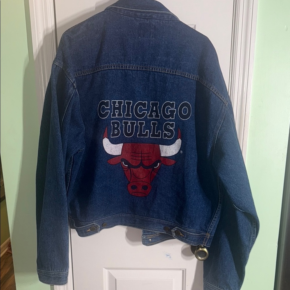In The Paint Basketball Gear Blue Chicago Bulls NBA Crop Denim Jacket Size Large